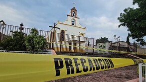 Exterior de la Parroquia de Nuestra Señora de Guadalupe en Tlajomulco acordonada por una cinta policiaca tras el robo de las limosnas y ofrendas