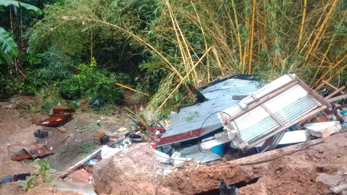 Impacto de automóvil por caminos enlodados en la Sierra Negra de Puebla