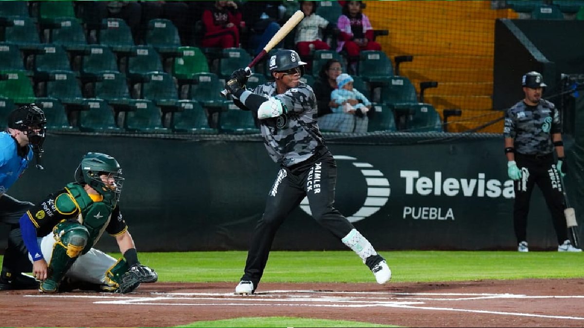 un bateador de saraperos de saltillo, un catcher de pericos de puebla y un umpire en un juego de beisbol