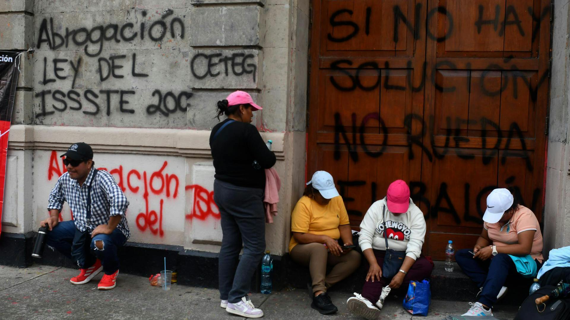Rosa Isela Rodríguez rechaza presupuesto pero propone reforma educativa. Tras 7 horas de diálogo, CNTE plantea nuevos pasos. Maestros en plantón.
