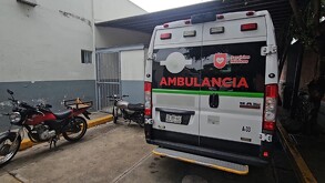 Vista de la parte de atrás de una ambulancia de Tlaquepaque estacionada dentro de una unidad de la Cruz Verde Ruiz Sánchez con motos a un lado