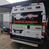 Vista de la parte de atrás de una ambulancia de Tlaquepaque estacionada dentro de una unidad de la Cruz Verde Ruiz Sánchez con motos a un lado