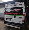 Vista de la parte de atrás de una ambulancia de Tlaquepaque estacionada dentro de una unidad de la Cruz Verde Ruiz Sánchez con motos a un lado