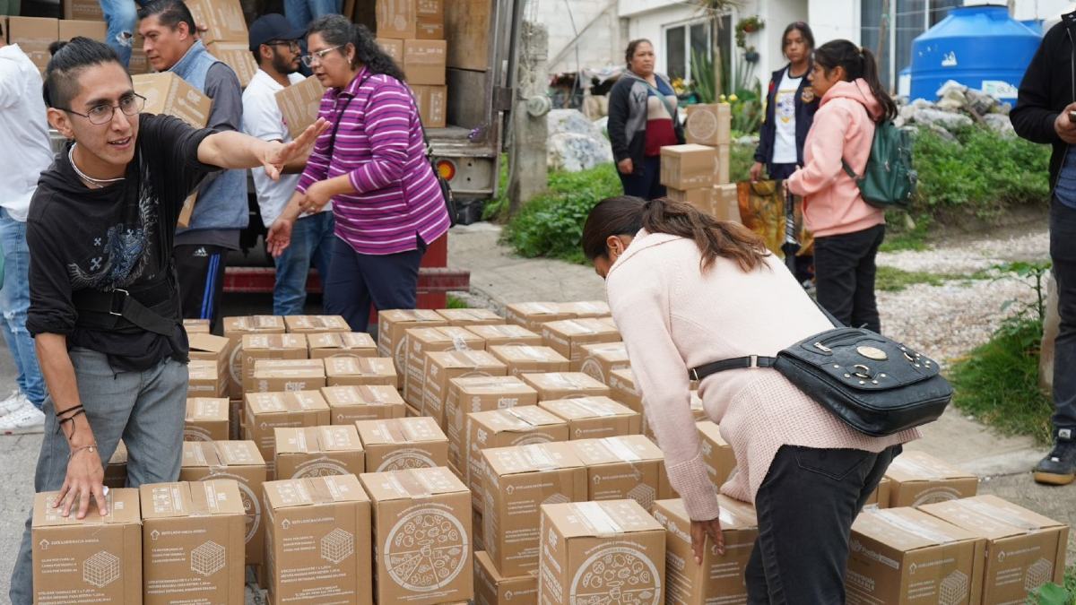 Cajas de despensa en el piso junto a transporte de carga