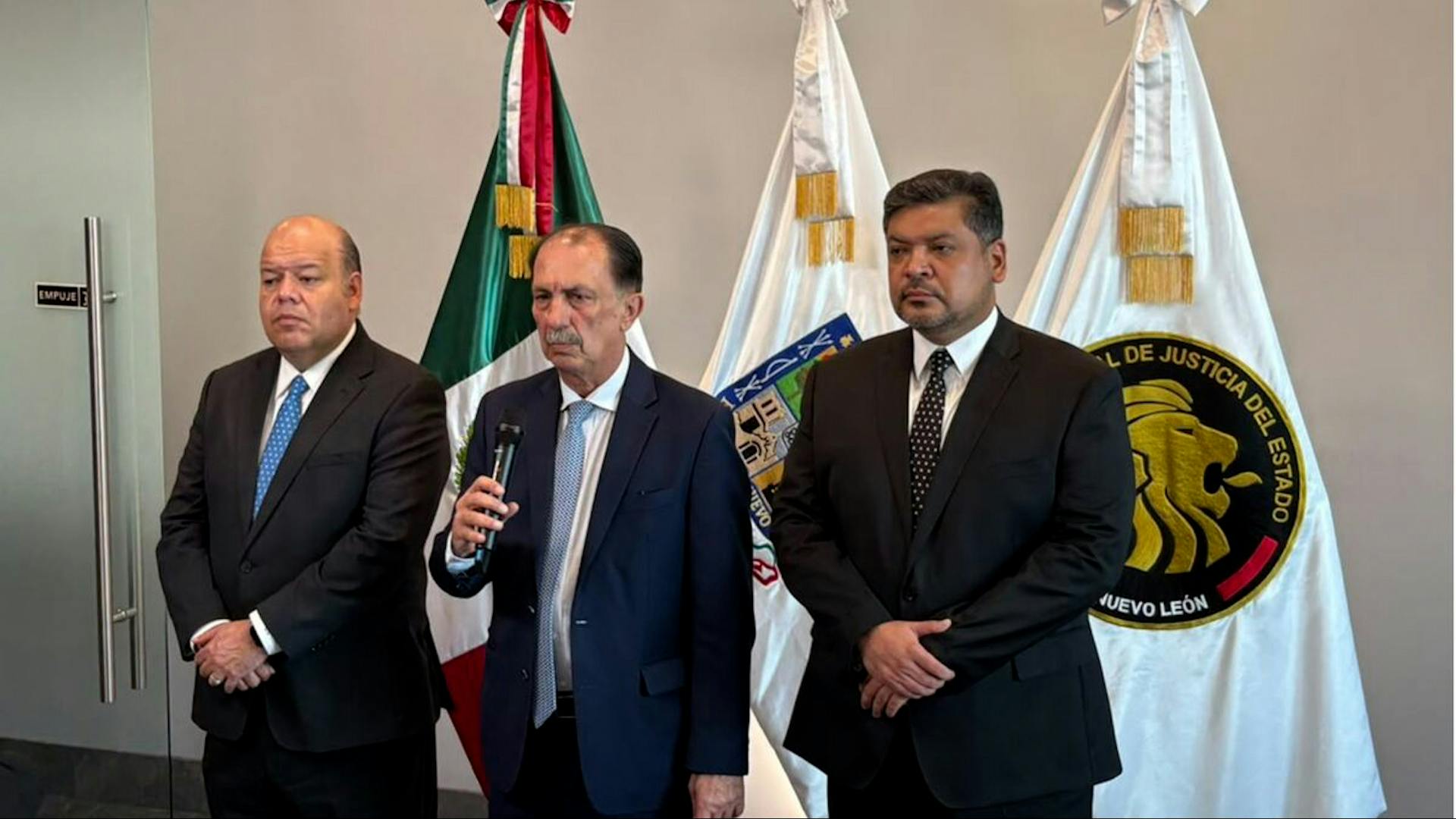 Juan N, 70 años, mata 2 asaltantes en tienda de Monterrey. Fiscalía investiga legítima defensa. Cámaras de vigilancia serán clave en próximas 24 horas.