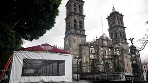 pantallas a un costado de la catedral de puebla