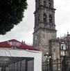 pantallas a un costado de la catedral de puebla