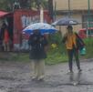 Los habitantes de la Ciudad de México han tenido que salir a las calles con paraguas debido a las intensas lluvias.