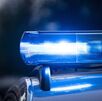 Torretas encendidas de una patrulla de policía en la noche.