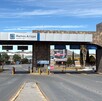 Se observa una fachada gris con un letrero que dice GM.