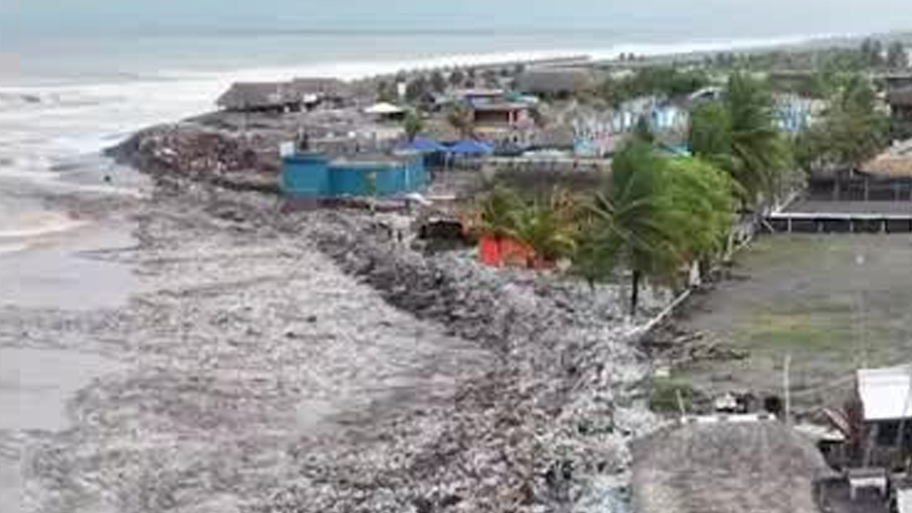 Las imágenes muestran montones de basura, incluyendo residuos plásticos y otros desechos, esparcidos a lo largo de la costa.