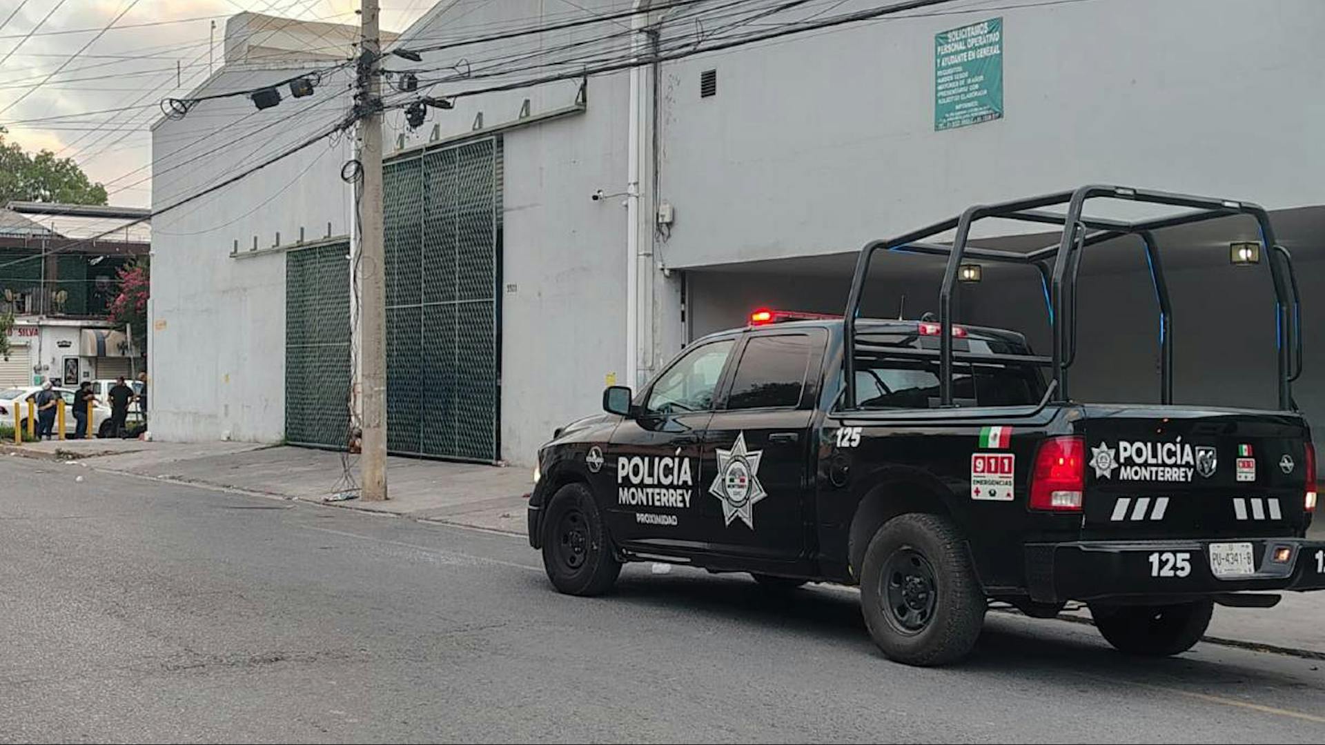 Nicolás Gregorio, 35-40 años, muere por descarga eléctrica en fábrica de plástico en Monterrey. Accidente en colonia Niño Artillero.