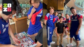 Niño conviviendo con jugadores de la selección de Japón.
