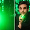 un hombre con un pasamontañas apunta un láser verde