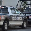 Patrullas de la Policía Municipal de Guadalajara estacionadas al exterior de una casa blanca con rejas negras