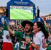 Una pareja de aficionados viendo un partido de fútbol en una pantalla gigante del Fan Festival Guadalajara