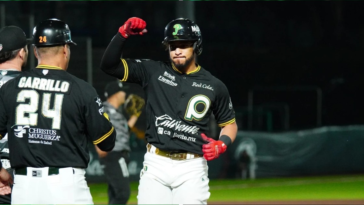 un jugador de beisbol del equipo pericos de puebla celebrando