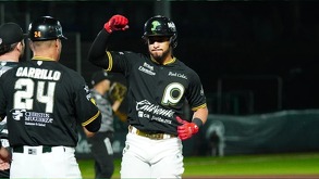 un jugador de beisbol del equipo pericos de puebla celebrando