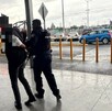 Se observa  un hombre que lo llevan esposado de las manos.