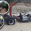 Carro hundido en el agua, autoridades de seguridad con el agua a mitad del cuerpo y árbol caído