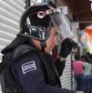 Policía habla con un cliente en una plaza.