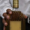 Cinco personas perdieron la vida y otras 28 resultaron afectadas tras consumir tequila adulterado con las características que AQUÍ te presentamos.