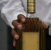 Cinco personas perdieron la vida y otras 28 resultaron afectadas tras consumir tequila adulterado con las características que AQUÍ te presentamos.