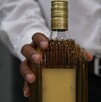 Cinco personas perdieron la vida y otras 28 resultaron afectadas tras consumir tequila adulterado con las características que AQUÍ te presentamos.