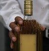 Cinco personas perdieron la vida y otras 28 resultaron afectadas tras consumir tequila adulterado con las características que AQUÍ te presentamos.