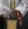 Cinco personas perdieron la vida y otras 28 resultaron afectadas tras consumir tequila adulterado con las características que AQUÍ te presentamos.