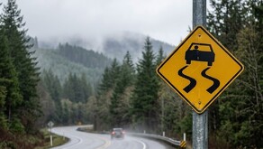 Superficie derrapente es una señal de tránsito que ayuda a los automovilistas a poder prevenir accidentes por las condiciones de la carretara.
