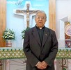 Se observa a un sacerdote adulto mayor que está dentro de una iglesia.