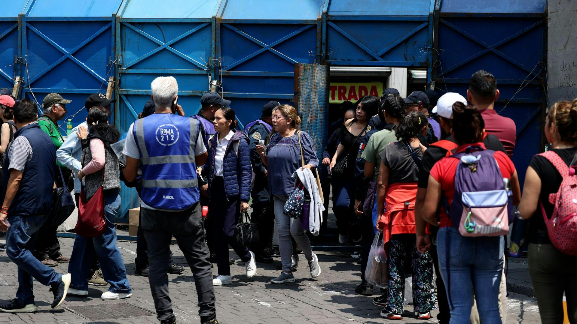 Turistas nacionales y extranjeros llegan decepcionados al Fan Fest del Zócalo. Muros sin abrir y falta de información oficial sobre la inauguración del Mundial.