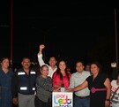 Vecinos de Las Agavias junto a Susy Torrecillas y funcionarios municipales a punto de hacer el encendido del bulevar José Rosas Aispuro.
