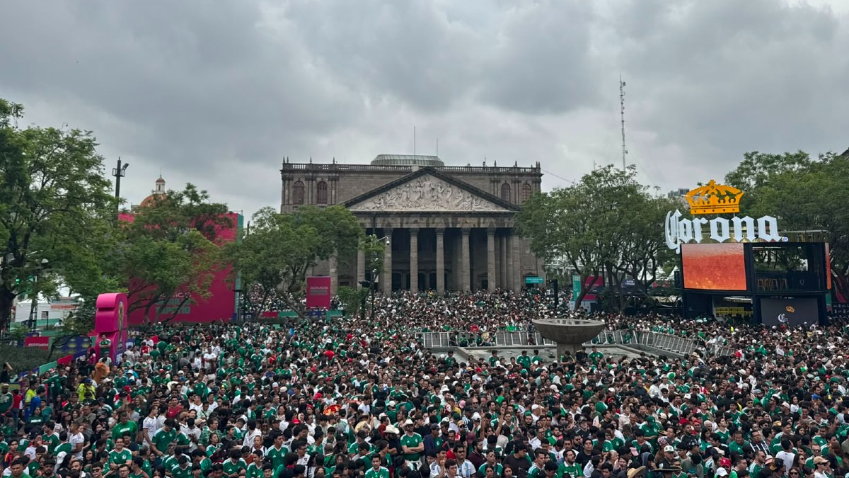 Afición mexicana en el Fan Fest instalada en el centro de Guadalajara por el Mundial 2026