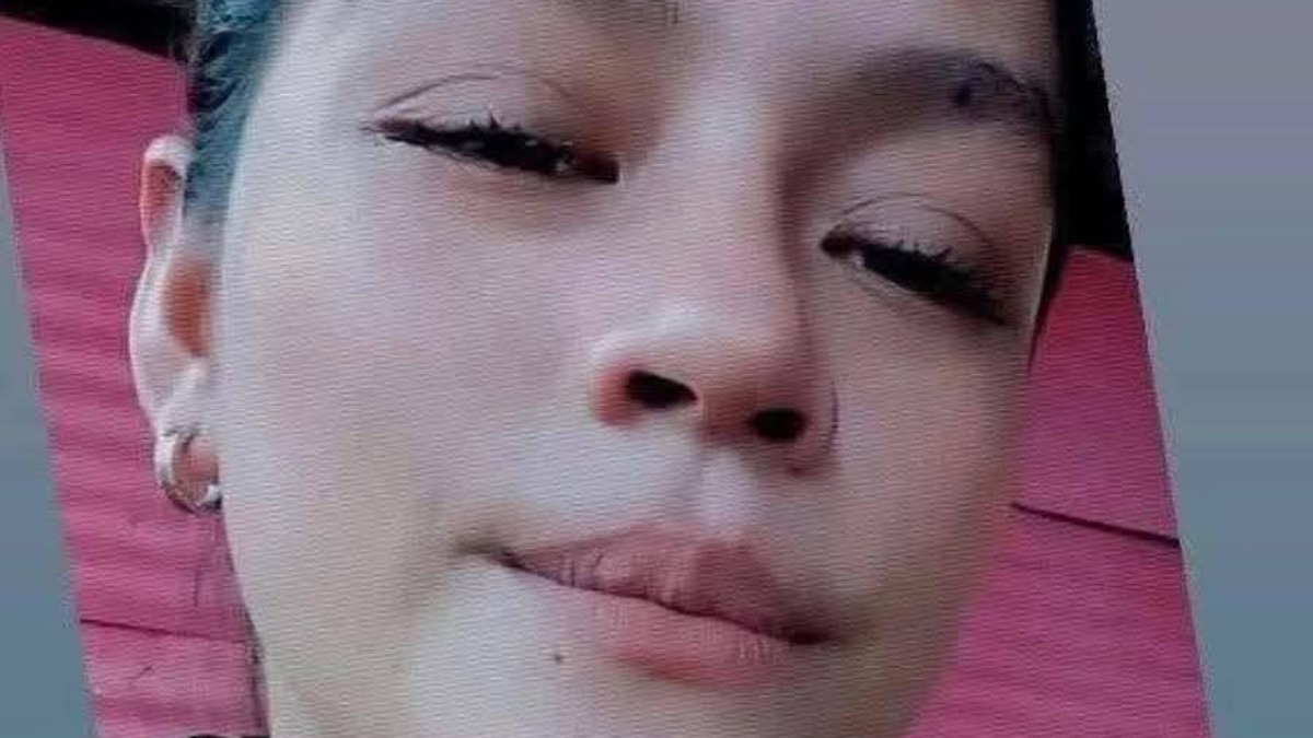 una mujer joven con los labios pintados