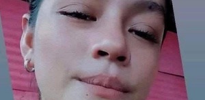 una mujer joven con los labios pintados