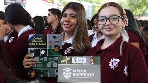 Estudiantes de secundaria con trípticos de información sobre la becas del bienestar