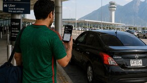 Aficionado tomando un Uber en Monterrey.