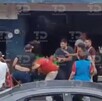 Grupo de personas peleando