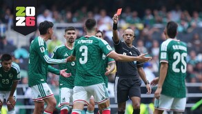 Cesar Montes siendo expulsado durante el partido ante Sudáfrica en el Mundial 2026.