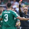 Cesar Montes siendo expulsado durante el partido ante Sudáfrica en el Mundial 2026.