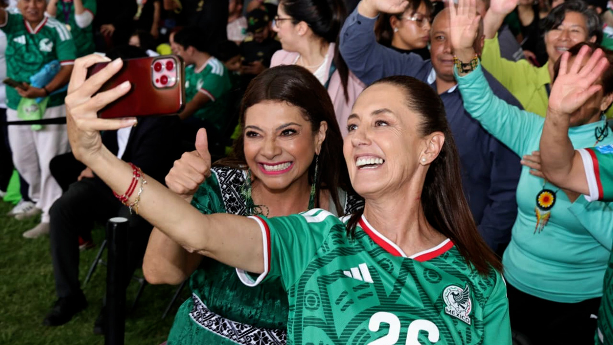 Claudia Sheinbaum y Clara Brugada disfrutan del partido inaugural en Fan Fest con miles de capitalinos en Hermanos Galeana.