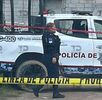 Patrulla de la policía de Puebla junto a cintas que impiden el paso.