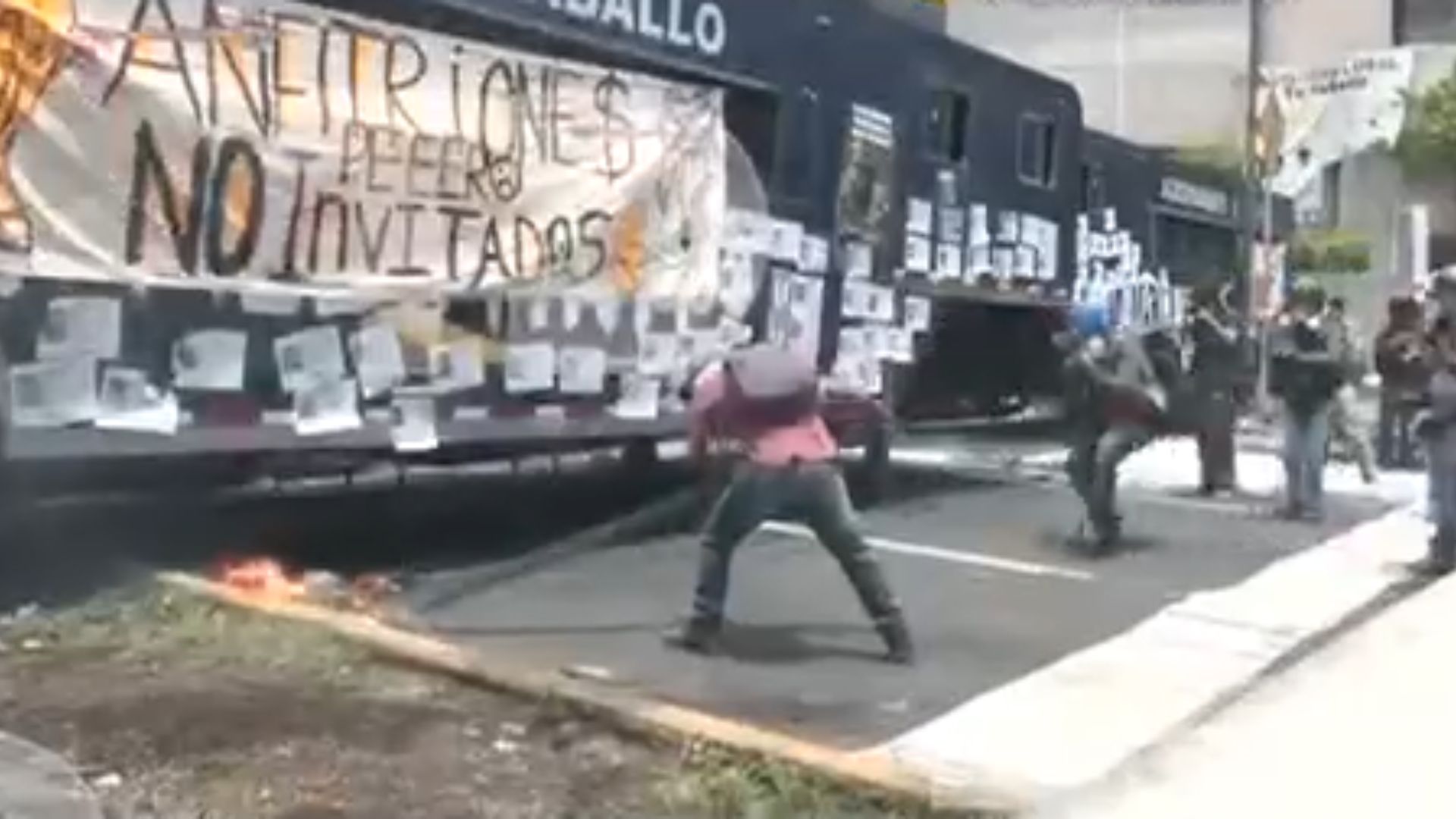 Operativo policial de la SSC encapsula a maestros de la CNTE y colectivos de madres buscadoras en Calzada de Tlalpan con gas de dispersión hoy en CdMx.