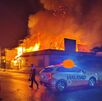 Foto del fuego consumiendo el restaurante el ancla de baldemar en Torreón.