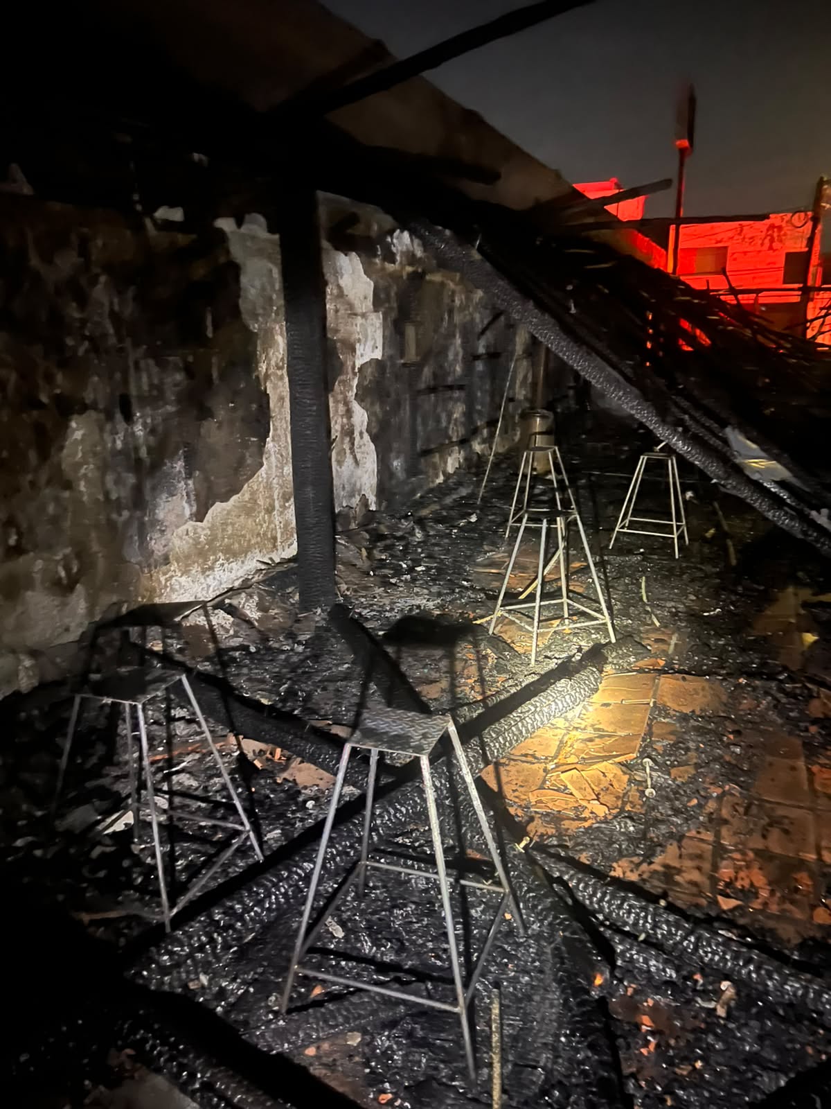 Restaurante de mariscos se incendia y se reporta pérdida total.