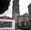 pantallas a un costado de la catedral de puebla