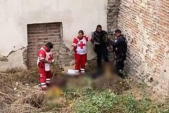 Paramédicos de la Cruz Roja junto con policías de Lagos de Moreno en un terreno baldío al lado de un iglesia