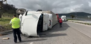 Se observa un tráiler volcado en la carretera.